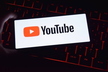 Kharkiv, Ukrayna, Temmuz 06, 2023: Youtube simgesi klavyede kırmızı ışıklandırmalı akıllı telefon ekranı.