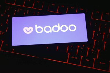 Kharkiv, Ukrayna, Temmuz 06, 2023: Kırmızı ışıklandırmalı akıllı telefon ekranında Badoo simgesi.