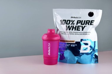 Kharkiv, Ukrayna, Eylül 2023: BioTech USA 'den Whey Protein Tozu% 100 Saf Whey. Spor beslenme konsepti. Spor, vücut geliştirme..