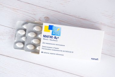 Kharkiv, Ukrayna, Kasım 02, 2023: Cam ampullerde magnezyum B6, vitamin takviyeleri. Vücudun sinir sistemi için önemli bir madde ve hücrelerin normal işleyişi için gerekli. Mg B6.