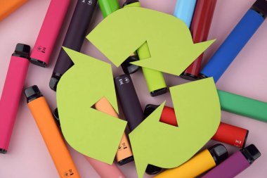 Kullanılmış tek kullanımlık vapurların geri dönüşümü. Vapurların ekolojik yok oluşunun sembolü.