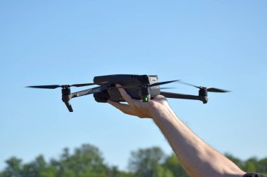 Kharkiv, Ukrayna - 9 Temmuz 2022: Mavi gökyüzü arka planında yeni bir DJI Mavic 3 uçağı.