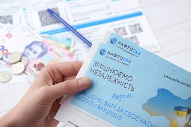 KHARKIV, UKRAINE - 2 Mart 2024: Ukrayna hryvnias para ile Naftogaz hizmet makbuzu.