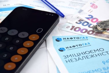 KHARKIV, UKRAINE - 2 Mart 2024: Ukrayna hryvnias para ile Naftogaz hizmet makbuzu.