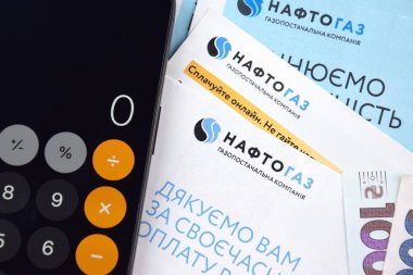 KHARKIV, UKRAINE - 2 Mart 2024: Ukrayna hryvnias para ile Naftogaz hizmet makbuzu.