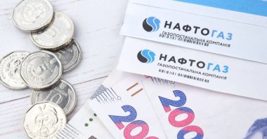 KHARKIV, UKRAINE - 2 Mart 2024: Ukrayna hryvnias para ile Naftogaz hizmet makbuzu.