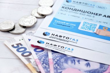 KHARKIV, UKRAINE - 2 Mart 2024: Ukrayna hryvnias para ile Naftogaz hizmet makbuzu.