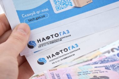 KHARKIV, UKRAINE - 2 Mart 2024: Ukrayna hryvnias para ile Naftogaz hizmet makbuzu.
