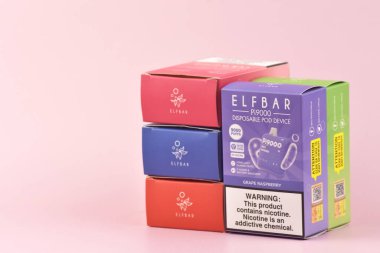 KHARKOV, UKRAINE - 17 Ağustos 2024: Zevkli bir şeye sahip birçok Elfbar kullan-at kalem.