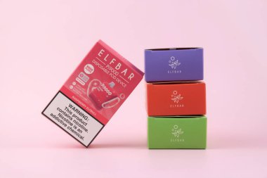 KHARKOV, UKRAINE - 17 Ağustos 2024: Zevkli bir şeye sahip birçok Elfbar kullan-at kalem.