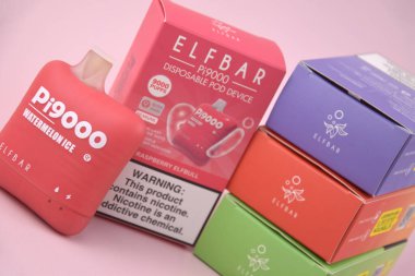 KHARKOV, UKRAINE - 17 Ağustos 2024: Zevkli bir şeye sahip birçok Elfbar kullan-at kalem.