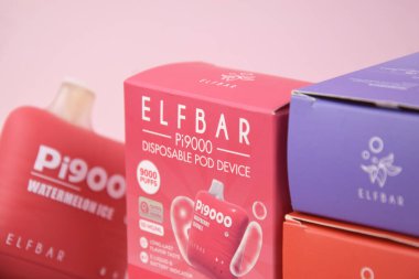 KHARKOV, UKRAINE - 17 Ağustos 2024: Zevkli bir şeye sahip birçok Elfbar kullan-at kalem.