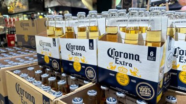 KHARKOV, UKRAINE - 11 Eylül 2024: Corona bir süpermarkette raflarda ekstra bira şişeleri.