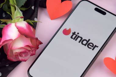 KHARKIV, UKRAINE - 12 Haziran 2024: Akıllı telefon ekranında Tinder flört uygulaması. Randevu ve aile kavramı.