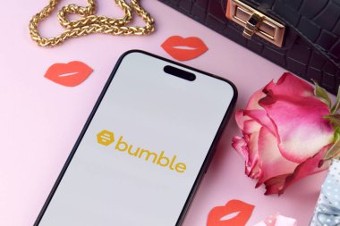 KHARKIV, UKRAINE - 12 Haziran 2024: Akıllı telefon ekranında Bumble randevu uygulaması. Randevu ve aile kavramı.