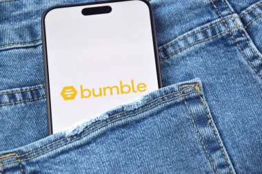 KHARKIV, UKRAINE - 12 Haziran 2024: Akıllı telefon ekranında Bumble randevu uygulaması. Randevu ve aile kavramı.