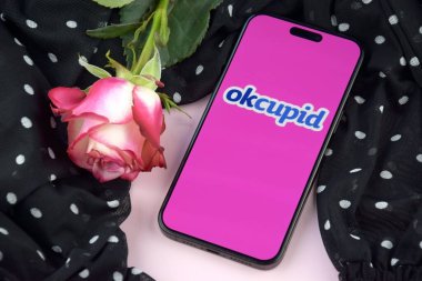 KHARKIV, UKRAINE - 12 Haziran 2024: Akıllı telefon ekranında Okcupid flört uygulaması. Randevu ve aile kavramı.