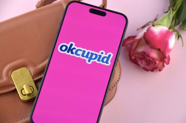 KHARKIV, UKRAINE - 12 Haziran 2024: Akıllı telefon ekranında Okcupid flört uygulaması. Randevu ve aile kavramı.
