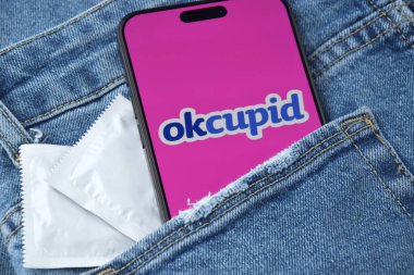 KHARKIV, UKRAINE - 12 Haziran 2024: Akıllı telefon ekranında Okcupid flört uygulaması. Randevu ve aile kavramı.