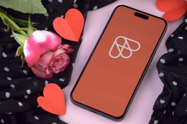 KHARKIV, UKRAINE - 12 Haziran 2024: Akıllı telefon ekranında flört uygulaması. Randevu ve aile kavramı.