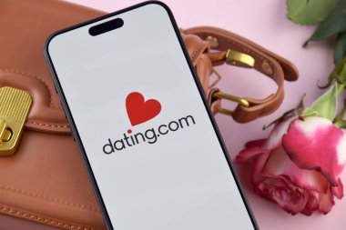 KHARKIV, UKRAINE - 12 Haziran 2024: Akıllı telefon ekranında Datingcom flört uygulaması. Randevu ve aile kavramı.