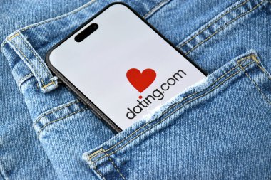 KHARKIV, UKRAINE - 12 Haziran 2024: Akıllı telefon ekranında Datingcom flört uygulaması. Randevu ve aile kavramı.