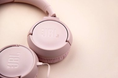 Kharkiv, Ukrayna, Temmuz 06, 2023: JBL T500 Pembe kulaklıklar kalın bas.