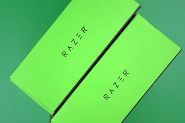 Kharkiv, Ukrayna, Temmuz 06, 2023: Razer webcam ve logolu kutu.