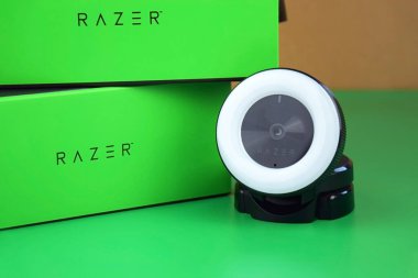 Kharkiv, Ukrayna, Temmuz 06, 2023: Razer webcam ve logolu kutu.