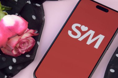 KHARKIV, UKRAINE - 12 Haziran 2024: Akıllı telefon ekranında son sınıf eşleştirme uygulaması. Randevu ve aile kavramı.