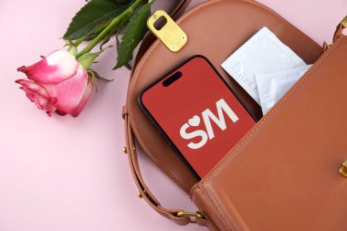 KHARKIV, UKRAINE - 12 Haziran 2024: Akıllı telefon ekranında son sınıf eşleştirme uygulaması. Randevu ve aile kavramı.