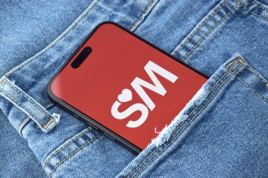 KHARKIV, UKRAINE - 12 Haziran 2024: Akıllı telefon ekranında son sınıf eşleştirme uygulaması. Randevu ve aile kavramı.