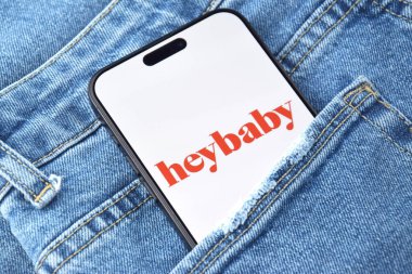 KHARKIV, UKRAINE - 12 Haziran 2024: Hey bebek flört uygulaması akıllı telefon ekranında. Randevu ve aile kavramı.