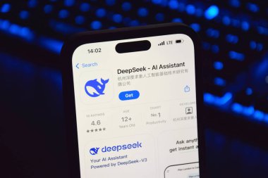 Kharkiv, Ukrayna - 28 Ocak 2025: Deepseek Ai logosu akıllı telefonda sergilenmektedir.