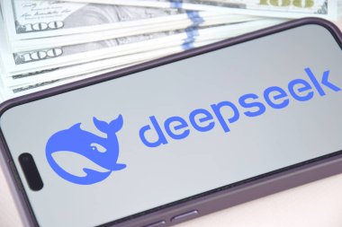 Kharkiv, Ukrayna - 28 Ocak 2025: Deepseek Ai logosu akıllı telefonda sergilenmektedir.
