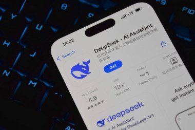 Kharkiv, Ukrayna - 28 Ocak 2025: Deepseek Ai logosu akıllı telefonda sergilenmektedir.