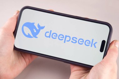 Kharkiv, Ukrayna - 28 Ocak 2025: Deepseek Ai logosu akıllı telefonda sergilenmektedir.