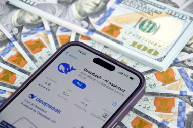 Kharkiv, Ukrayna - 28 Ocak 2025: Deepseek Ai logosu akıllı telefonda sergilenmektedir.
