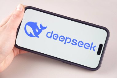 Kharkiv, Ukrayna - 28 Ocak 2025: Deepseek Ai logosu akıllı telefonda sergilenmektedir.