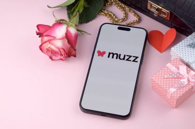 KHARKIV, UKRAINE - 12 Haziran 2024: Akıllı telefon ekranında Muzz randevu uygulaması. Randevu ve aile kavramı.