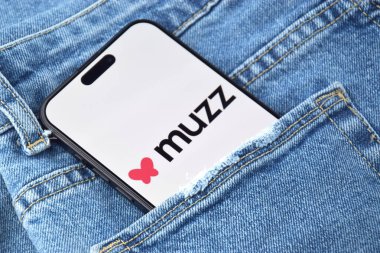 KHARKIV, UKRAINE - 12 Haziran 2024: Akıllı telefon ekranında Muzz randevu uygulaması. Randevu ve aile kavramı.