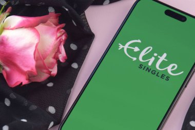 KHARKIV, UKRAINE - 12 Haziran 2024: Akıllı telefon ekranında flört uygulamasını elemek. Randevu ve aile kavramı.