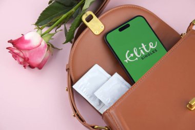 KHARKIV, UKRAINE - 12 Haziran 2024: Akıllı telefon ekranında flört uygulamasını elemek. Randevu ve aile kavramı.