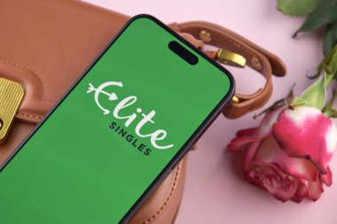 KHARKIV, UKRAINE - 12 Haziran 2024: Akıllı telefon ekranında flört uygulamasını elemek. Randevu ve aile kavramı.