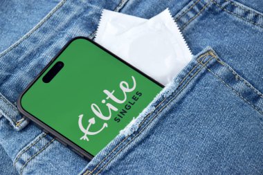 KHARKIV, UKRAINE - 12 Haziran 2024: Akıllı telefon ekranında flört uygulamasını elemek. Randevu ve aile kavramı.