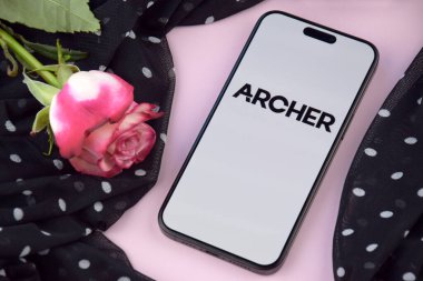 KHARKIV, UKRAINE - 12 Haziran 2024: akıllı telefon ekranında Archer flört uygulaması. Randevu ve aile kavramı.