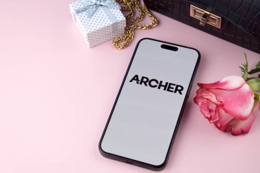 KHARKIV, UKRAINE - 12 Haziran 2024: akıllı telefon ekranında Archer flört uygulaması. Randevu ve aile kavramı.