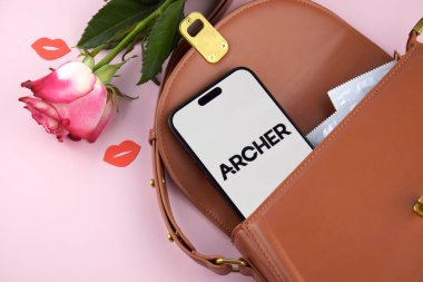 KHARKIV, UKRAINE - 12 Haziran 2024: akıllı telefon ekranında Archer flört uygulaması. Randevu ve aile kavramı.