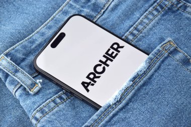 KHARKIV, UKRAINE - 12 Haziran 2024: akıllı telefon ekranında Archer flört uygulaması. Randevu ve aile kavramı.