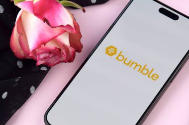 KHARKIV, UKRAINE - 12 Haziran 2024: Akıllı telefon ekranında Bumble randevu uygulaması. Randevu ve aile kavramı.